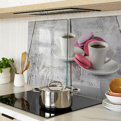 Schneidebrett mit Motiv Kaffee und Macarons auf Holzgrund