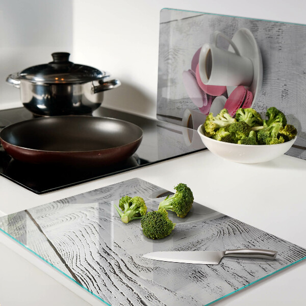 Schneidebrett Kaffee und Macarons auf Holzgrund