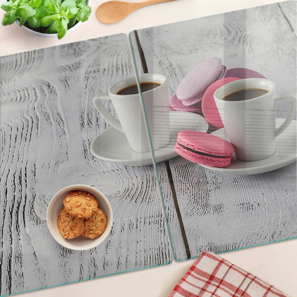 Schneidebrett mit Motiv Kaffee und Macarons auf Holzgrund