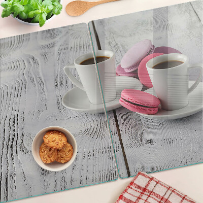 Schneidebrett Kaffee und Macarons auf Holzgrund