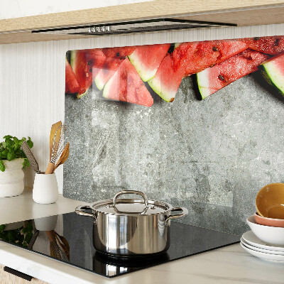 Schneidebrett mit Motiv von Wassermelonenscheiben auf grauem Hintergrund