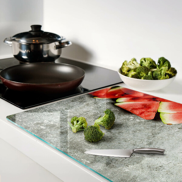 Schneidebrett mit Motiv von Wassermelonenscheiben auf grauem Hintergrund