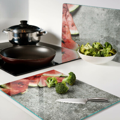 Schneidebrett Wassermelonenscheiben auf grauem Hintergrund