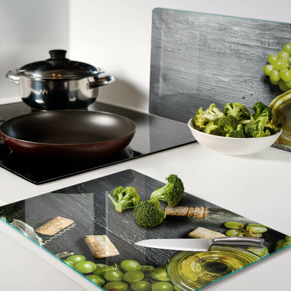 Schneidebrett glas Wein und Trauben