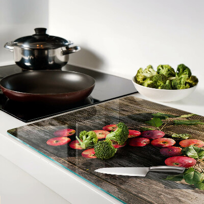 Glas schneidebrett Äpfel auf Holzgrund