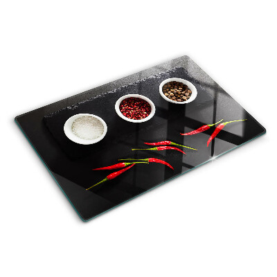 Schneidebrett mit Gewürzen und roter Paprika