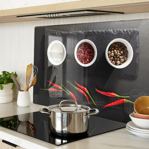 Schneidebrett Gewürze und rote Paprika