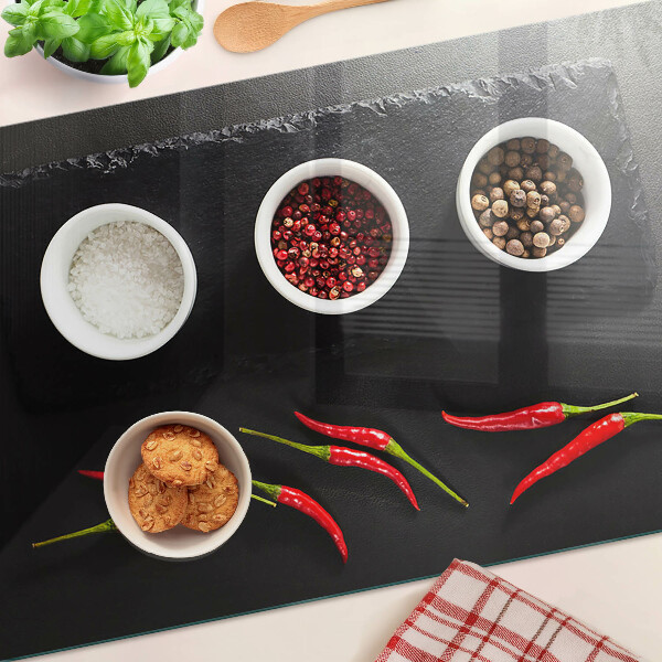 Schneidebrett Gewürze und rote Paprika