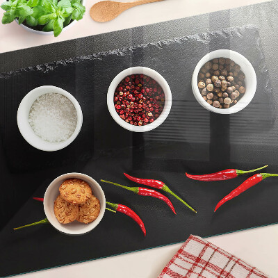 Schneidebrett Gewürze und rote Paprika