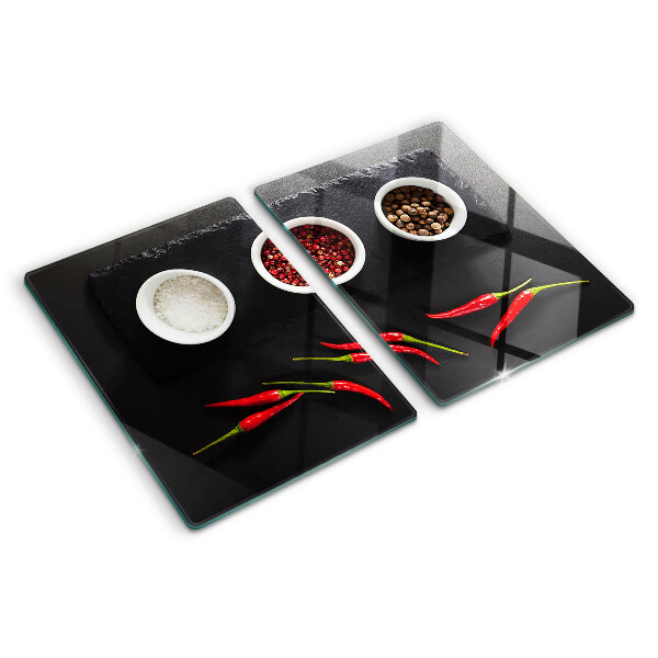 Schneidebrett mit Gewürzen und roter Paprika