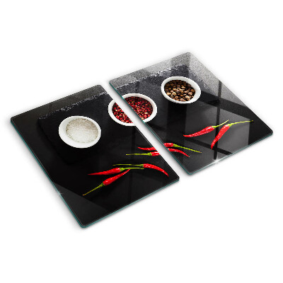 Schneidebrett mit Gewürzen und roter Paprika