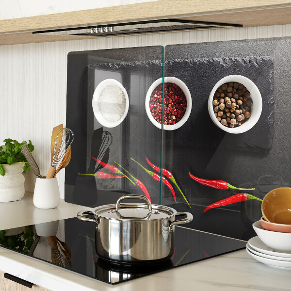 Schneidebrett mit Gewürzen und roter Paprika