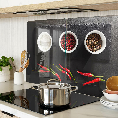 Schneidebrett mit Gewürzen und roter Paprika