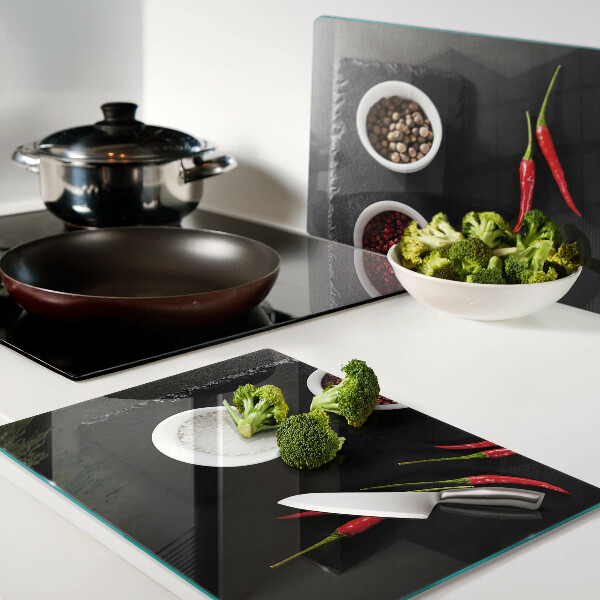 Schneidebrett mit Gewürzen und roter Paprika