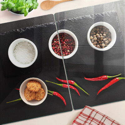 Schneidebrett Gewürze und rote Paprika