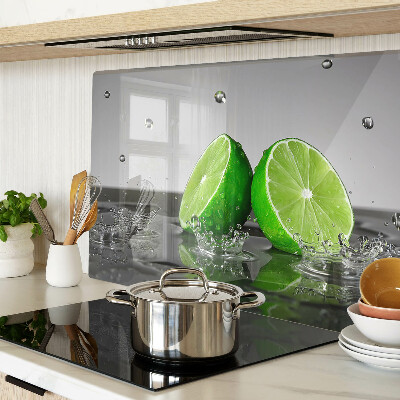 Glas schneidebrett Zitronen in Wasser