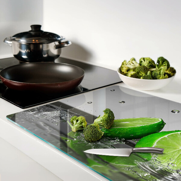 Glas schneidebrett Zitronen in Wasser