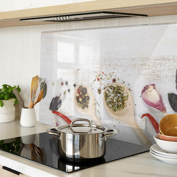 Schneidebrett mit Aufdruck von Gewürzen und Kräutern