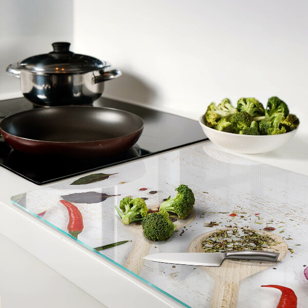 Schneidebrett mit Aufdruck von Gewürzen und Kräutern