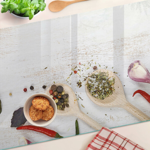 Schneidebrett mit Aufdruck von Gewürzen und Kräutern