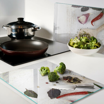 Schneidebrett mit Aufdruck von Gewürzen und Kräutern