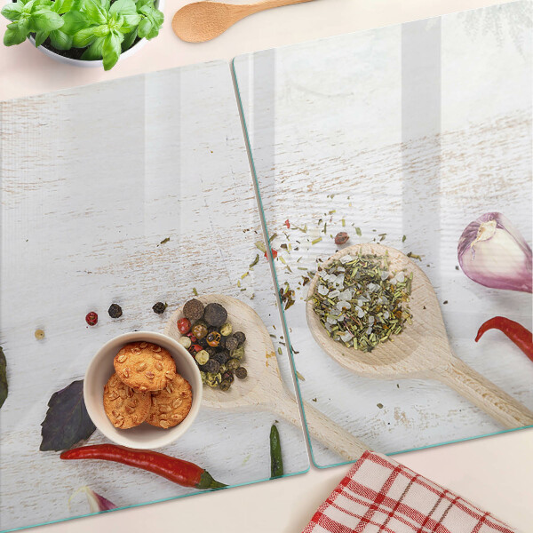 Schneidebrett mit Aufdruck von Gewürzen und Kräutern
