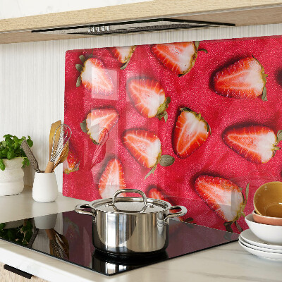 Glas-Schneidebrett mit Motiv von Erdbeeren auf rosa Hintergrund