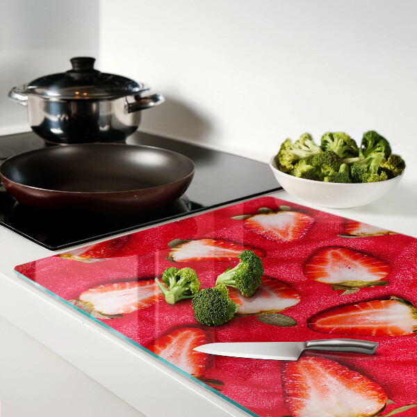 Glas schneidebrett Erdbeeren auf rosa Hintergrund