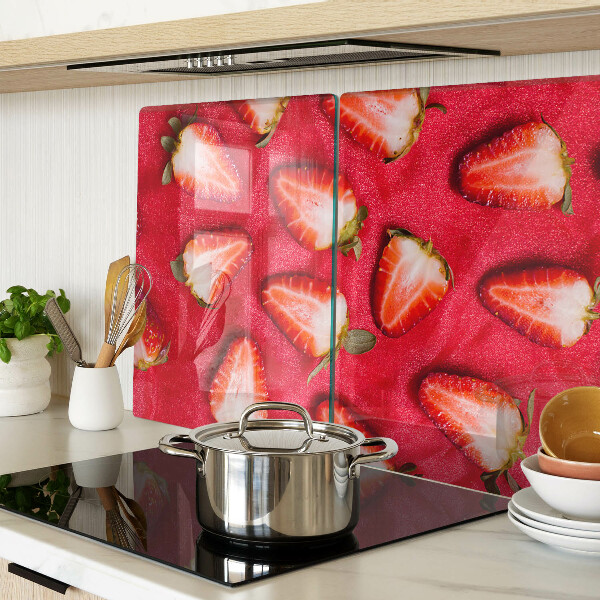 Glas schneidebrett Erdbeeren auf rosa Hintergrund