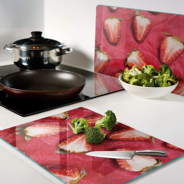 Glas schneidebrett Erdbeeren auf rosa Hintergrund