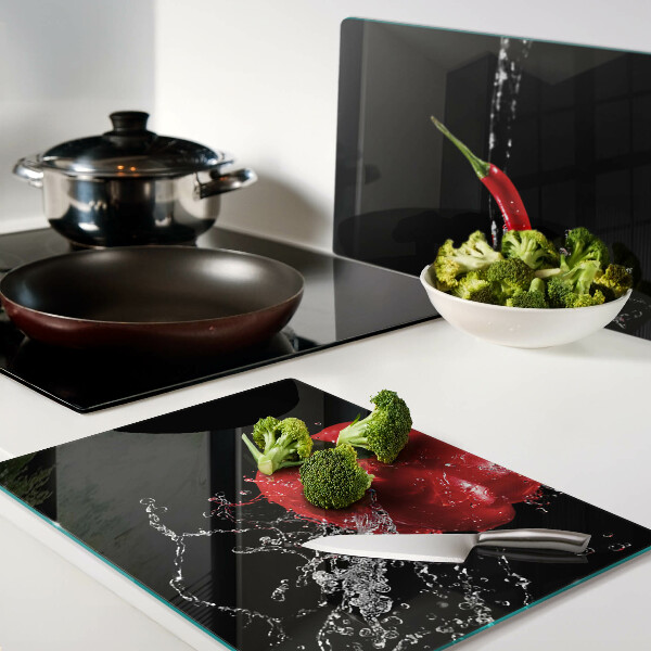 Schneidebrett Rote Paprika in Wasser