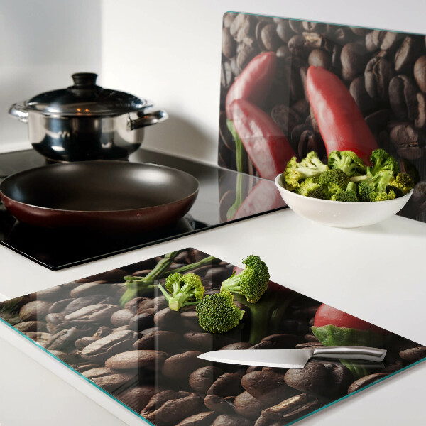 Glas schneidebrett Kaffee und Chilischoten