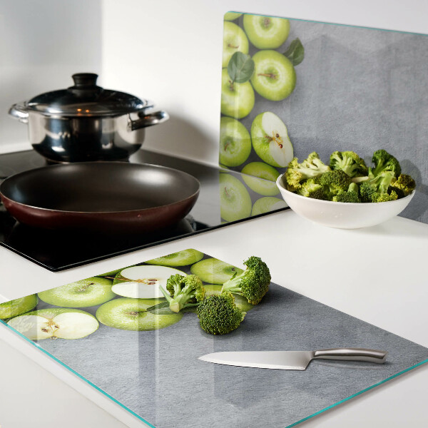 Schneidebrett Grüne Äpfel auf grauem Untergrund