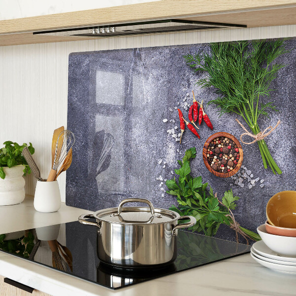 Schneidebrett glas Kräuter und Gewürze auf steinernem Hintergrund