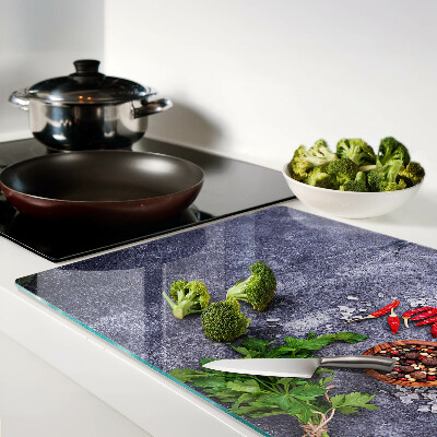 Schneidebrett glas Kräuter und Gewürze auf steinernem Hintergrund