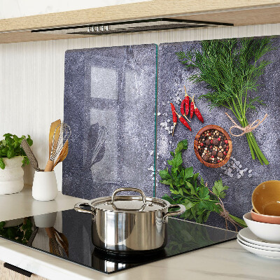 Schneidebrett glas Kräuter und Gewürze auf steinernem Hintergrund