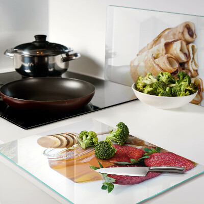 Glas Schneidebrett mit Motiv Pfannkuchen mit Honig und Erdbeeren