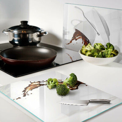 Schneidebrett Glas mit Kaffeefleck und Spritzgetränk