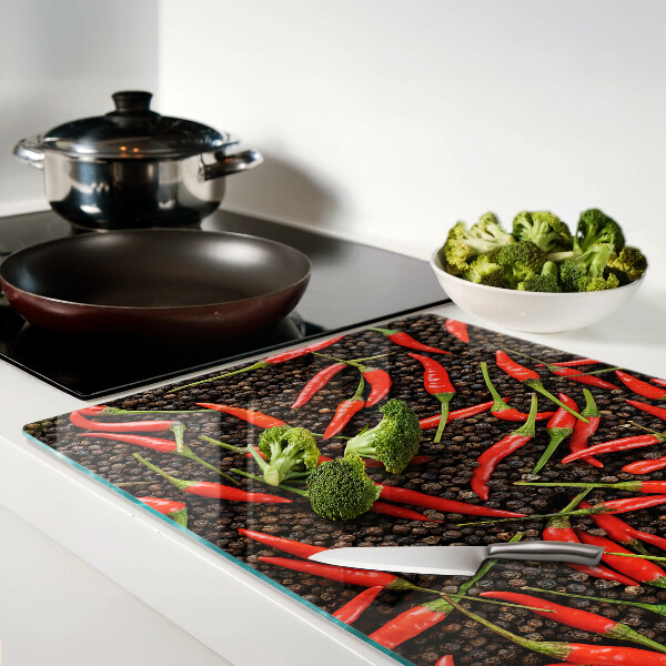 Schneidebrett Chilischoten auf schwarzem Pfeffer