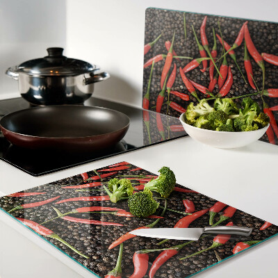 Schneidebrett Chilischoten auf schwarzem Pfeffer