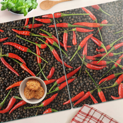 Schneidebrett Chilischoten auf schwarzem Pfeffer