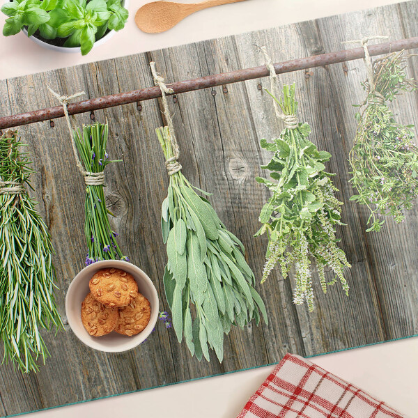 Glas schneidebrett Kräuter auf Holzgrund