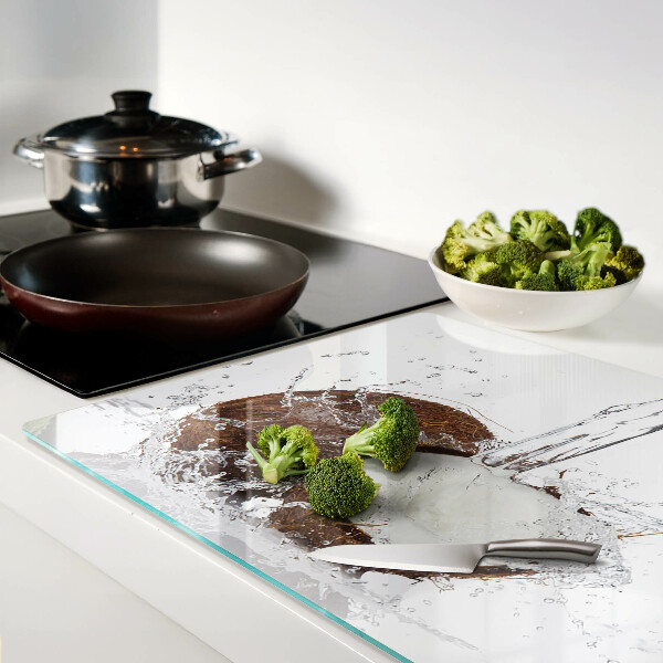 Schneidebrett Kokosnuss mit Wasser und Spritzer