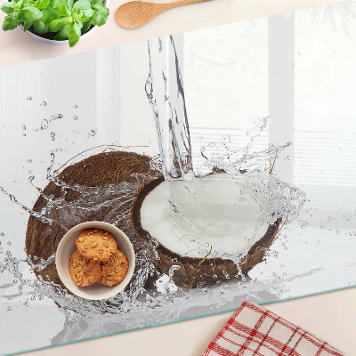 Schneidebrett Kokosnuss mit Wasser und Spritzer