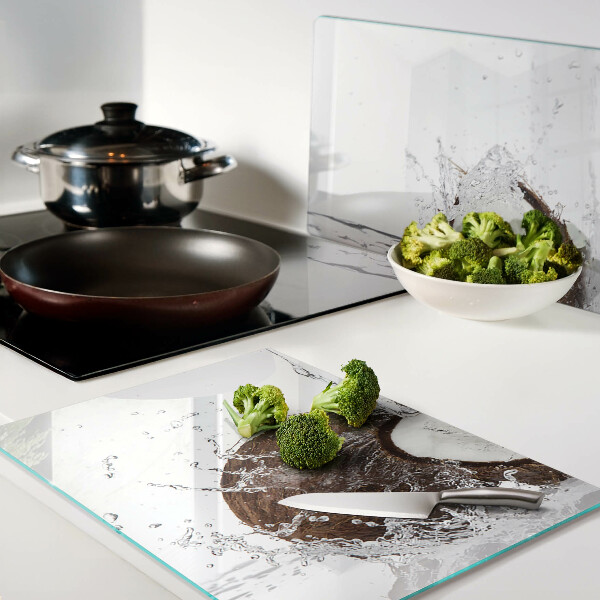 Schneidebrett Kokosnuss mit Wasser und Spritzer