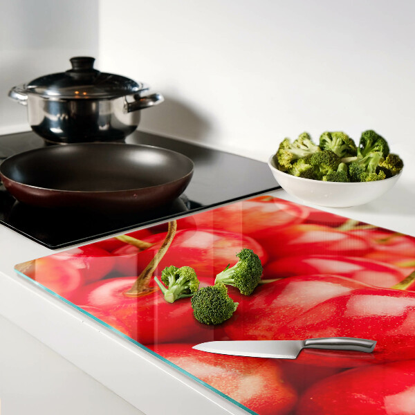 Schneidebrett Kirschen auf rotem Hintergrund