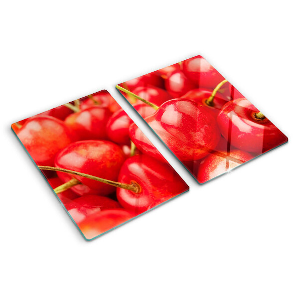 Schneidebrett Kirschen auf rotem Hintergrund