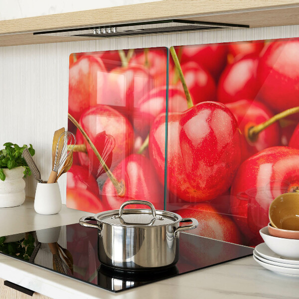 Schneidebrett Kirschen auf rotem Hintergrund