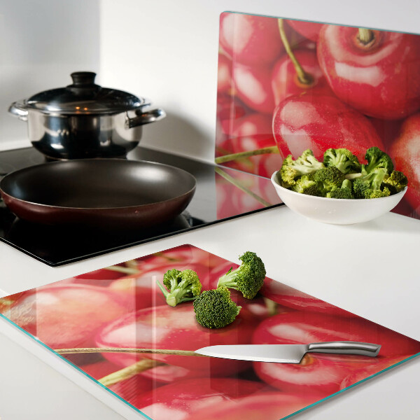 Schneidebrett Kirschen auf rotem Hintergrund