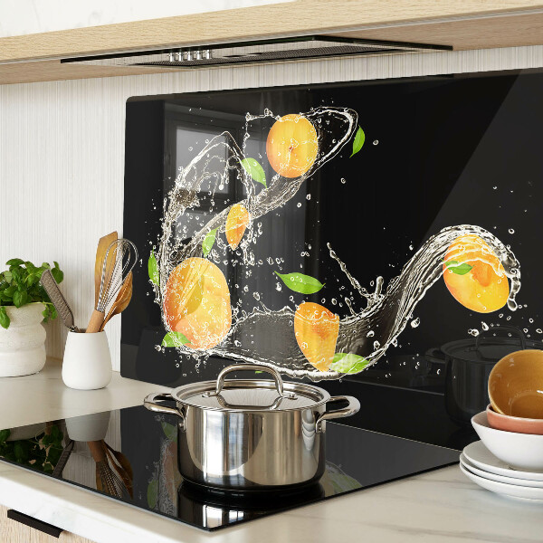 Glas schneidebrett Zitrusfrüchte in Wasser